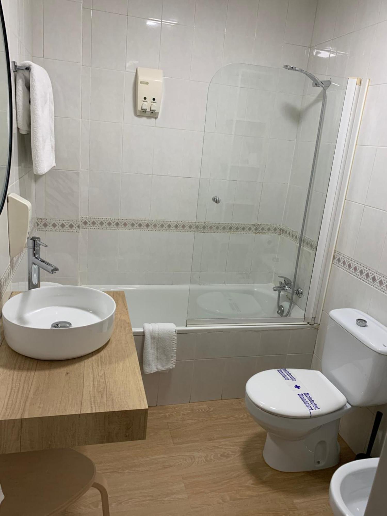 Hostal El Rocio Paracuellos de Jarama Exterior foto